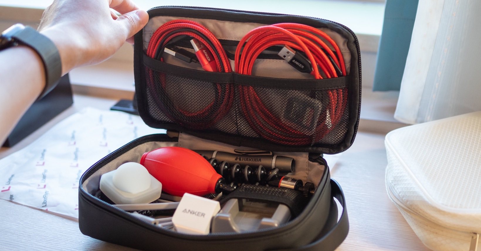 旅行ガチ勢におすすめ!「mono-X(モノクロス)」ガジェットポーチの収納力がすごいぞのアイキャッチ画像